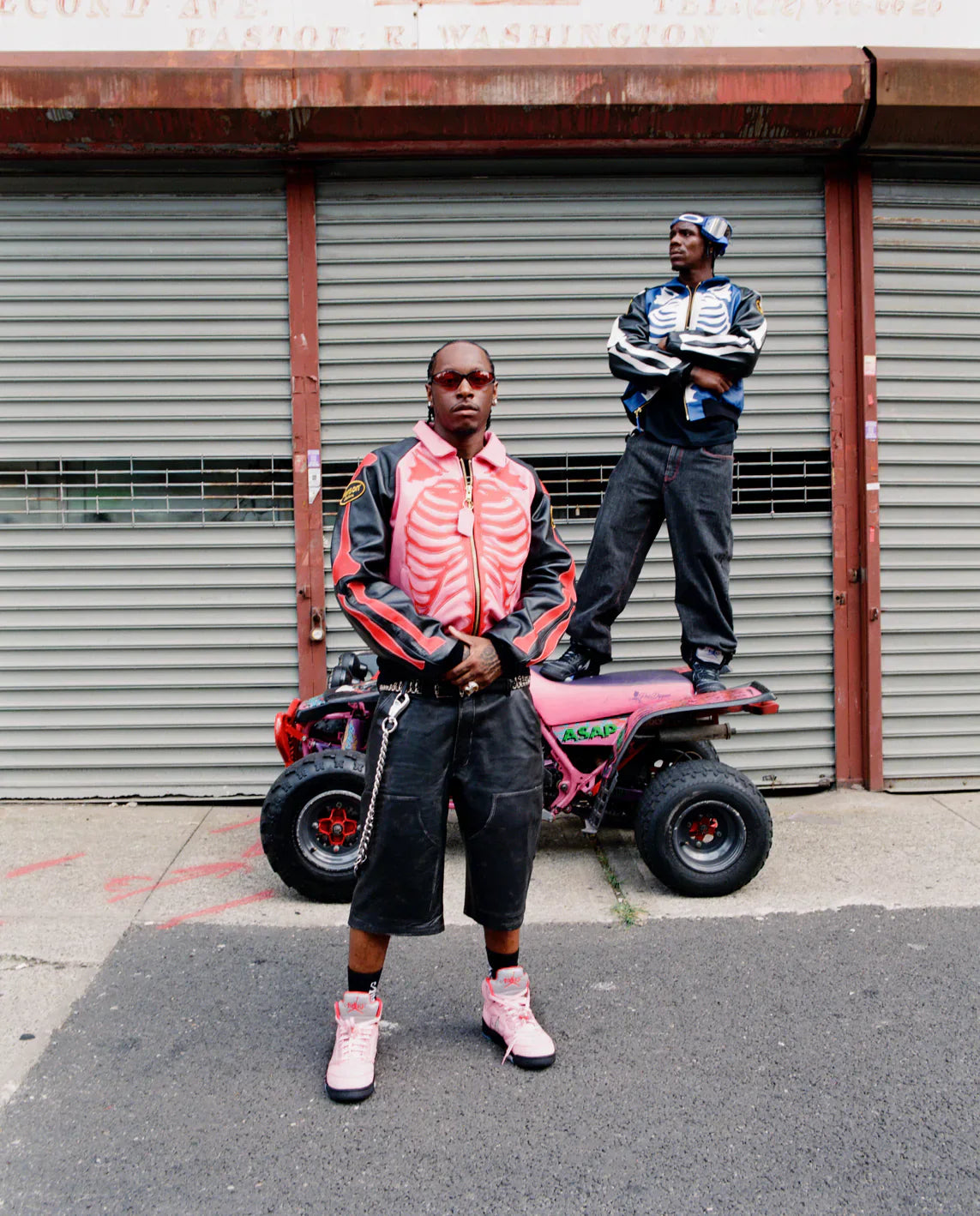 Jordan 5 Retro Awake NY Arctic Pink (DV4982-600) en Jordan 5 Retro Awake NY Black/Racer Blue (DV4982-004)