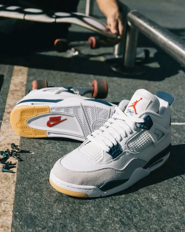 Nike SB x Air Jordan 4 Navy - blog