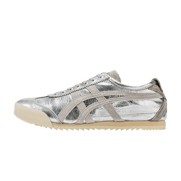 Onitsuka Tiger Mexico 66 Deluxe NM Silver Piedmont Grey zijaanzicht met metallic zilver leer en crème zool