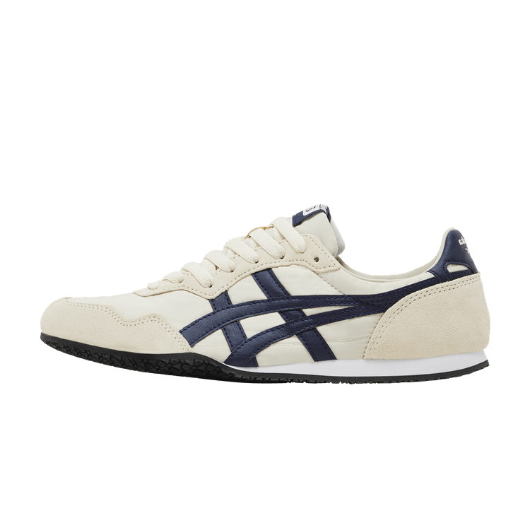 Onitsuka Tiger Serrano Birch Peacoat, zijaanzicht met crèmekleurig suède, donkerblauwe asics-strepen en zwarte zool
