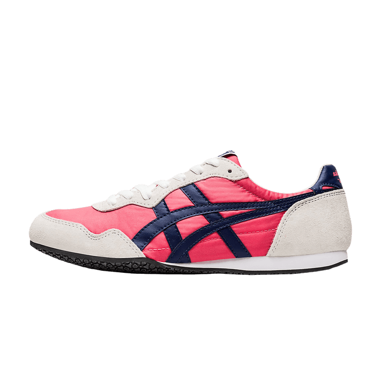 Onitsuka Tiger Serrano Pink Cameo Midnight, zijaanzicht met roze nylon, donkerblauwe strepen en beige suède details