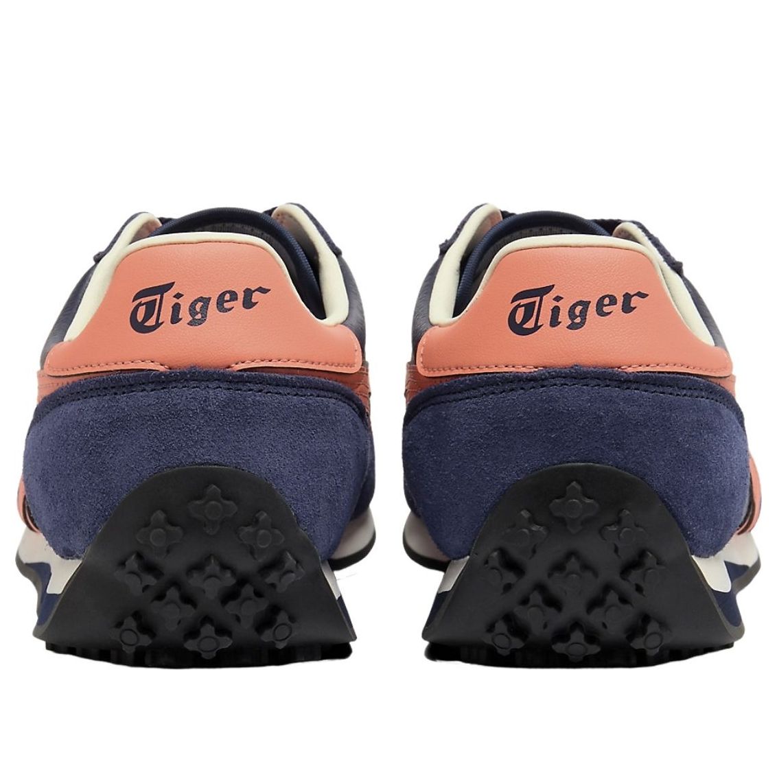 Onitsuka Tiger EDR 78 Peacoat Guava achteraanzicht toont koraalkleurige heel tab en donkerblauwe suède upper