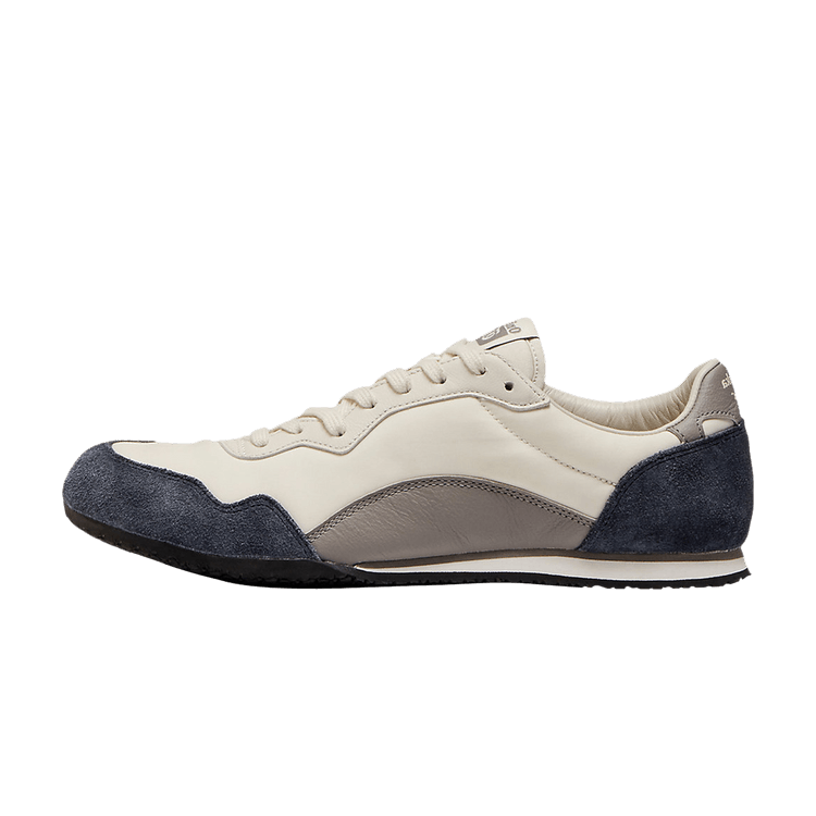 Onitsuka Tiger Serrano CL Cream Steeple Grey, zijaanzicht met crème en donkerblauw suède, grijze voering, zwarte zool