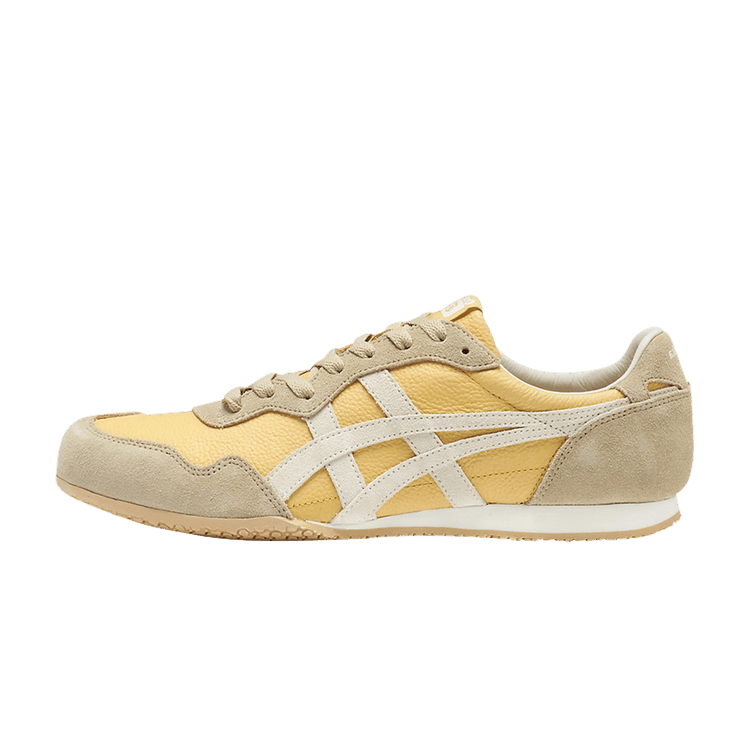 Onitsuka Tiger Serrano zijaanzicht, geel en beige suède met witte strepen, klassiek retro design
