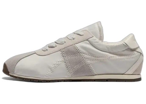Onitsuka Tiger Tiger Corsair A55 Glacier Grey Cream, zijaanzicht met lichte kleurtonen en grijze stiksels