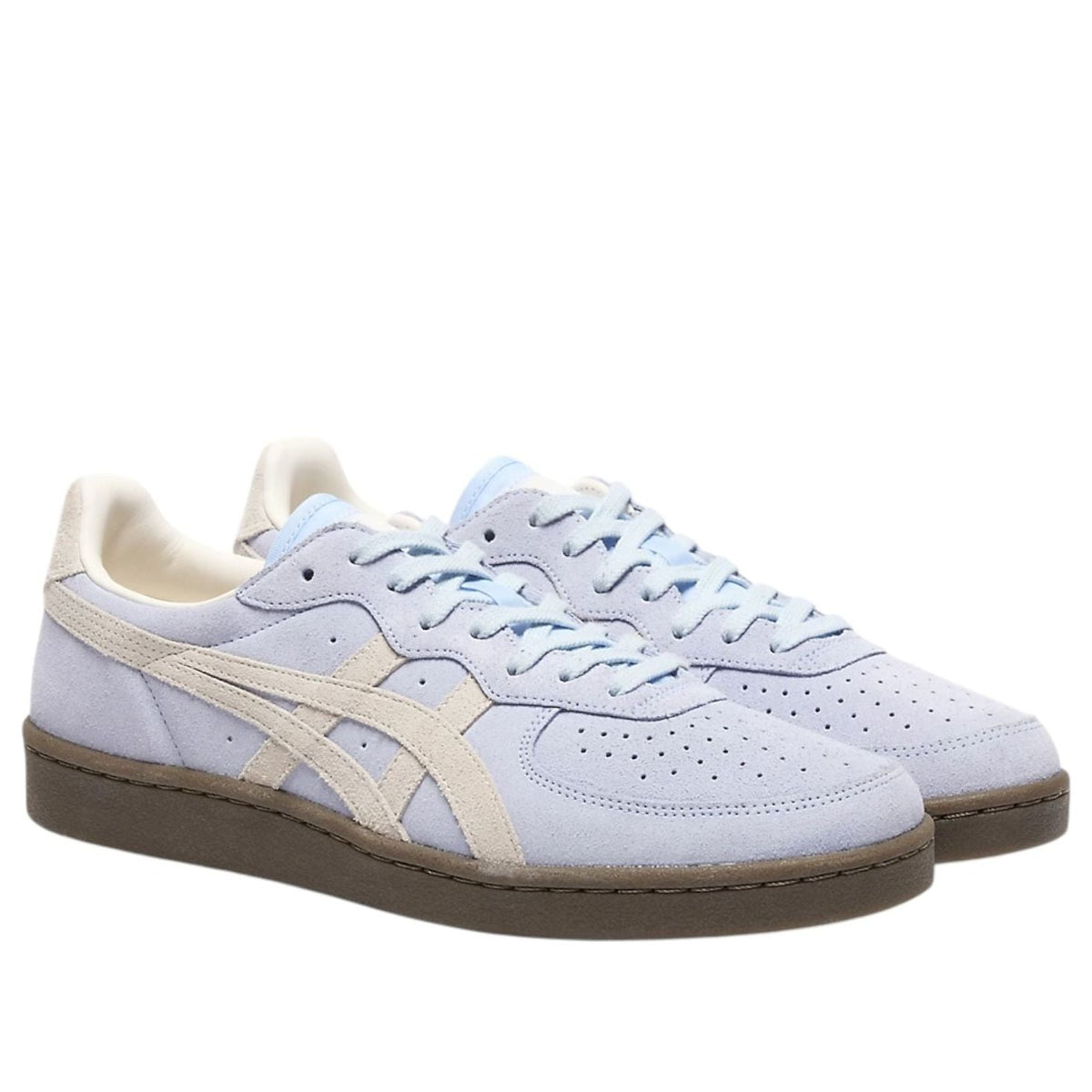 Onitsuka Tiger GSM Soft Sky White, driekwart aanzicht van paar met lichtblauw suède en crème bandstrepen