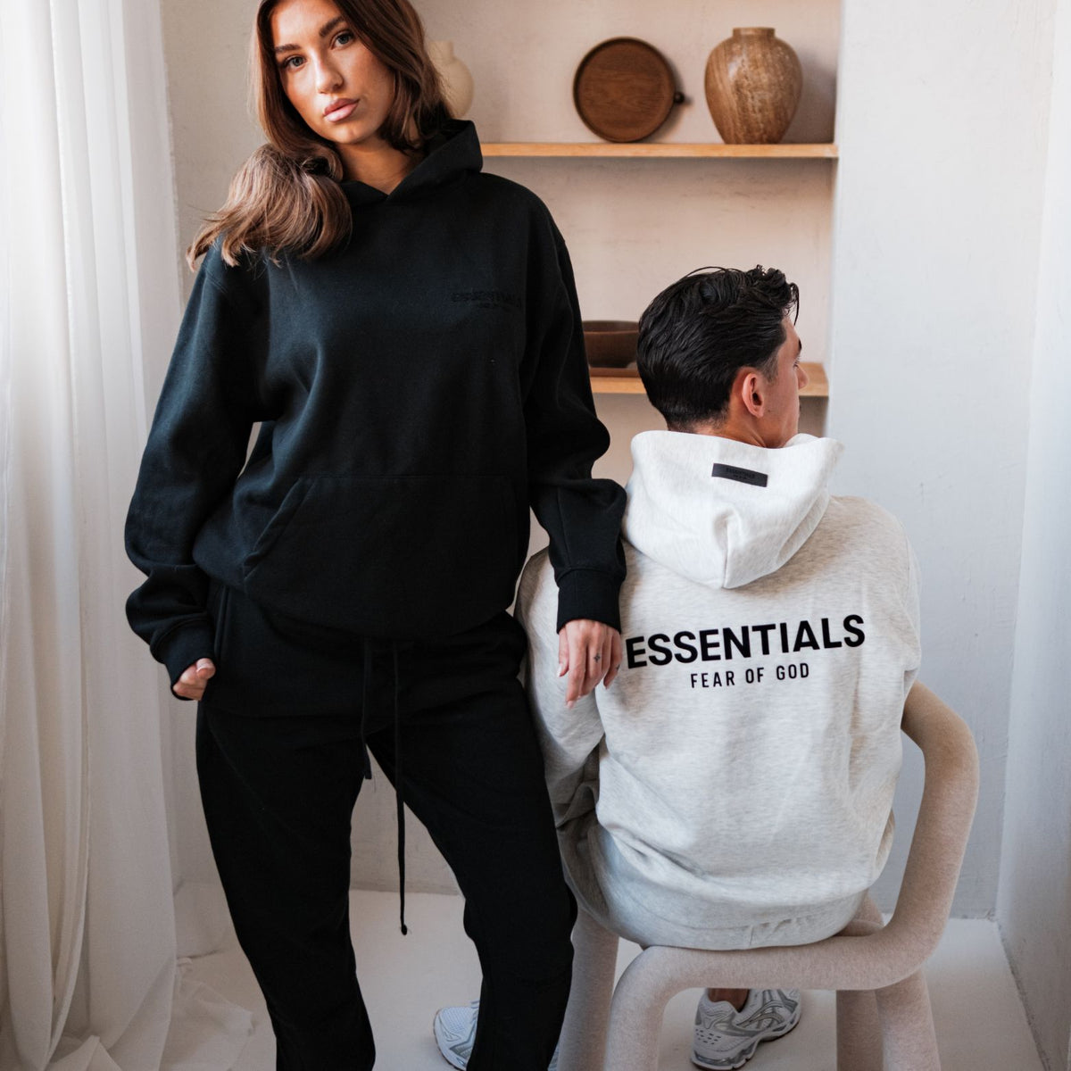 Fear of God Essentials Stretch Limo Full set, paar samen met zwarte hoodie en beige bodywarmer met ESSENTIALS opdruk