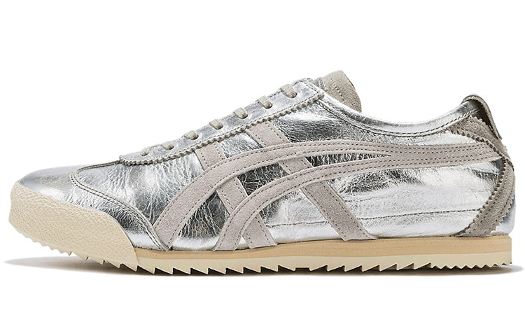Onitsuka Tiger Mexico 66 Deluxe NM Silver Piedmont Grey zijaanzicht met reliëfpatroon op metallic upper