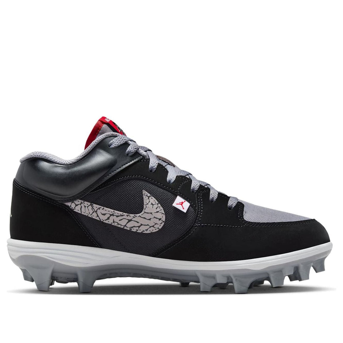 Jordan Stadium 90 Low TD Black Cement driekwart aanzicht toont rode tongflap en textured Swoosh logo