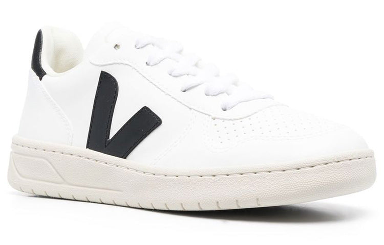 Veja V-10 White Black, driekwart aanzicht toont witte textuur, zwart logo en crèmekleurige zool