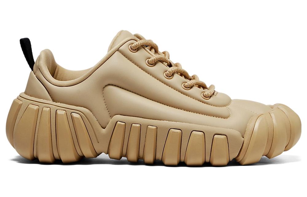Onitsuka Tiger Dentigre Puff Desert Camp driekwart aanzicht, beige leer met karakteristieke geribbelde bulkige zool