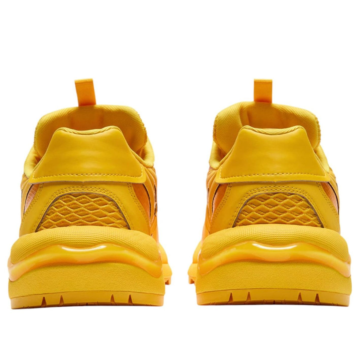 Onitsuka Tiger Tigtrail Yellow, achteraanzicht met duidelijk zichtbare gegeven zool en pull-tab