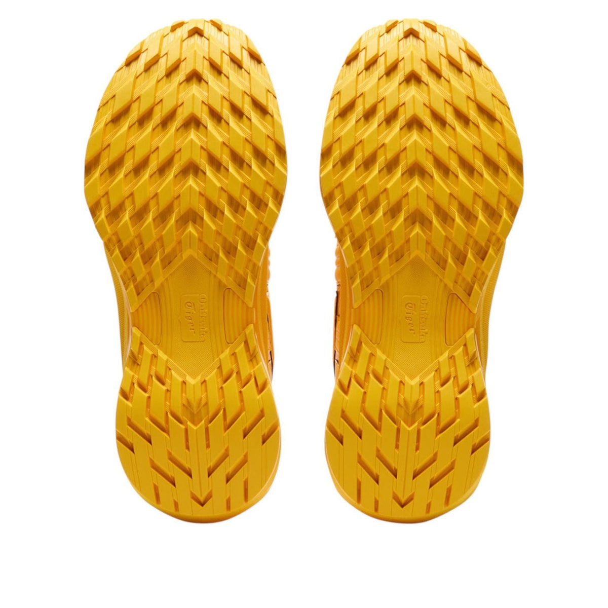 Onitsuka Tiger Tigtrail Yellow, zoolprofiel toont diep gegraveerd trekkingpatroon in geel