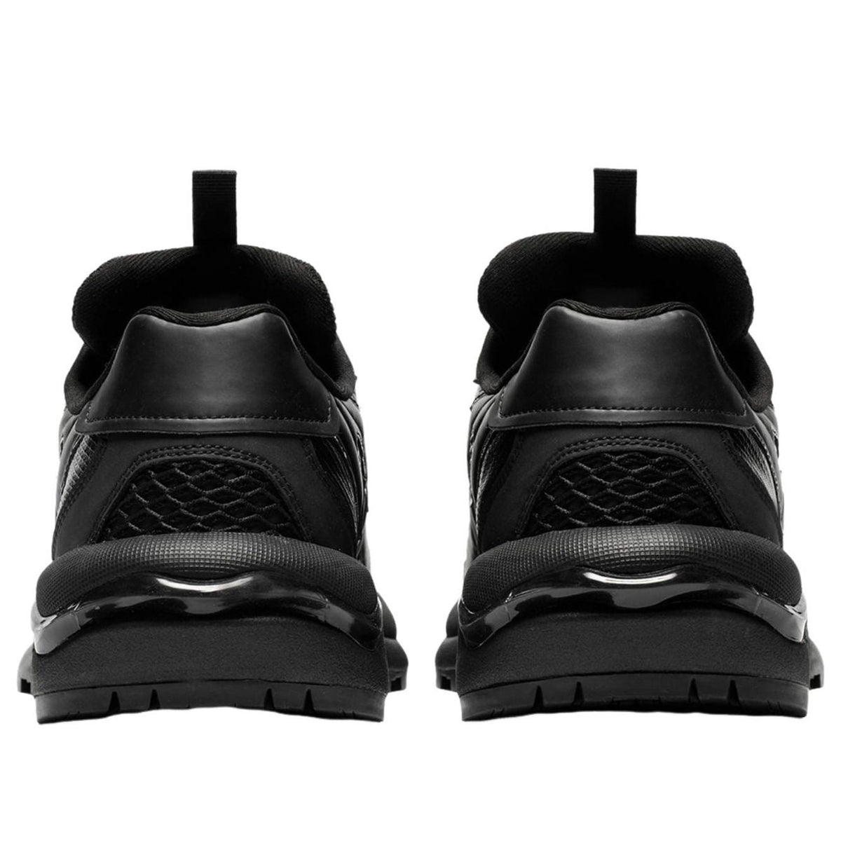 Onitsuka Tiger Tigtrail Black, achteraanzicht met geboorde textuur en pull tab