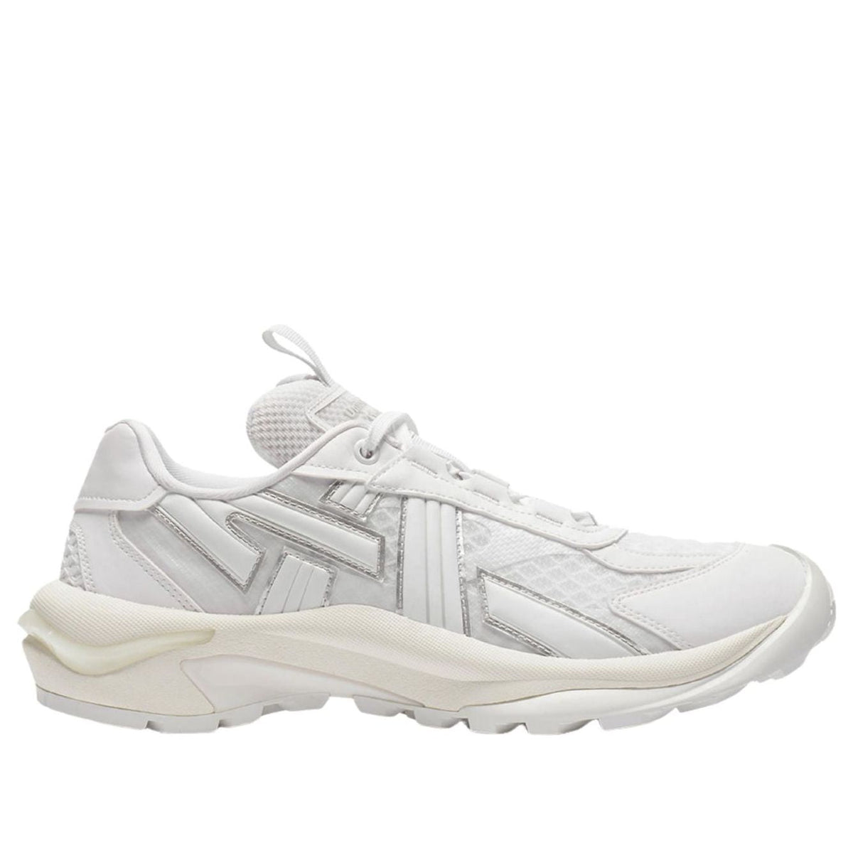 Onitsuka Tiger Tigtrail White, driekwart aanzicht met grijze stiksels en crème buitenzool