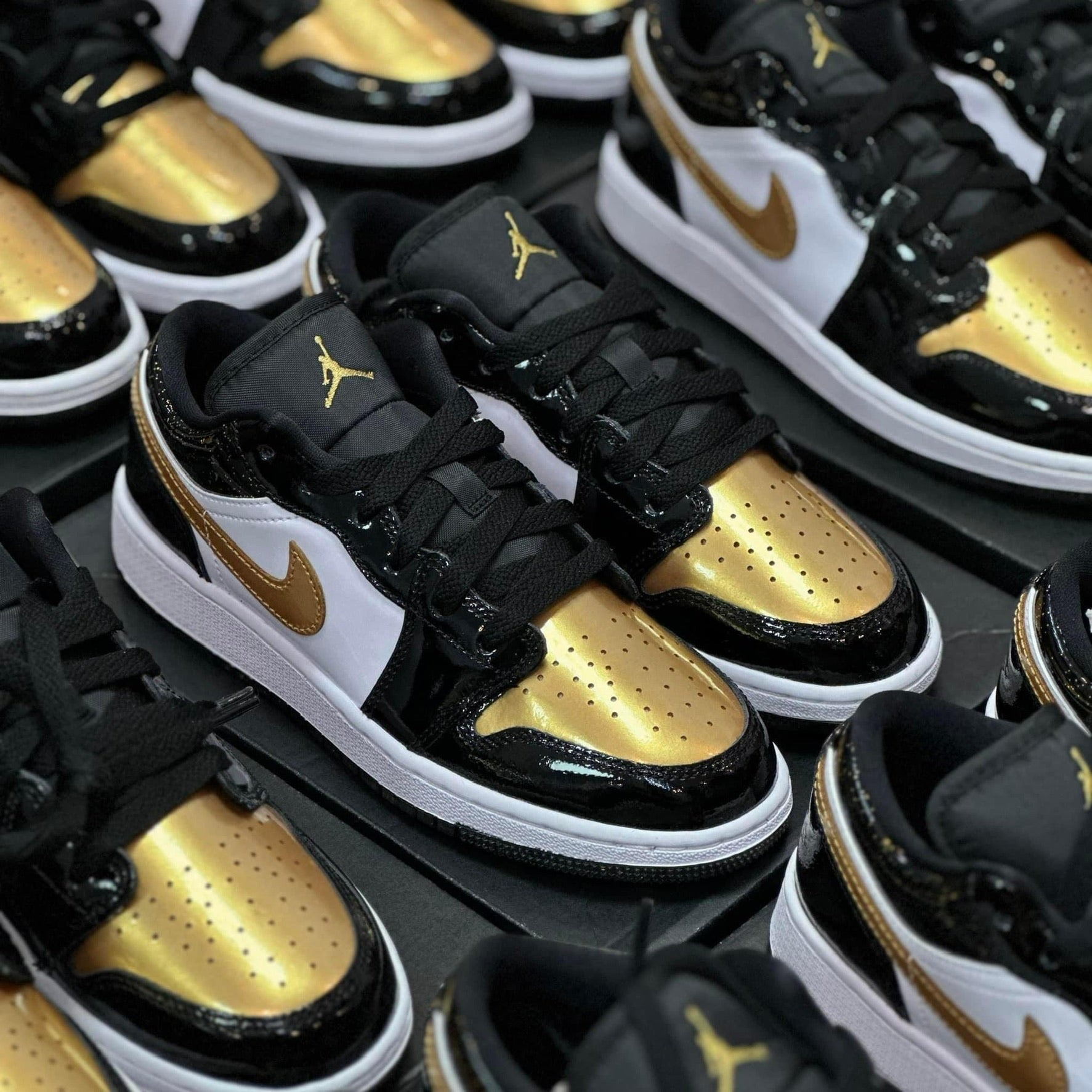 Air Jordan 1 Low SE Gold Toe DR6970-071