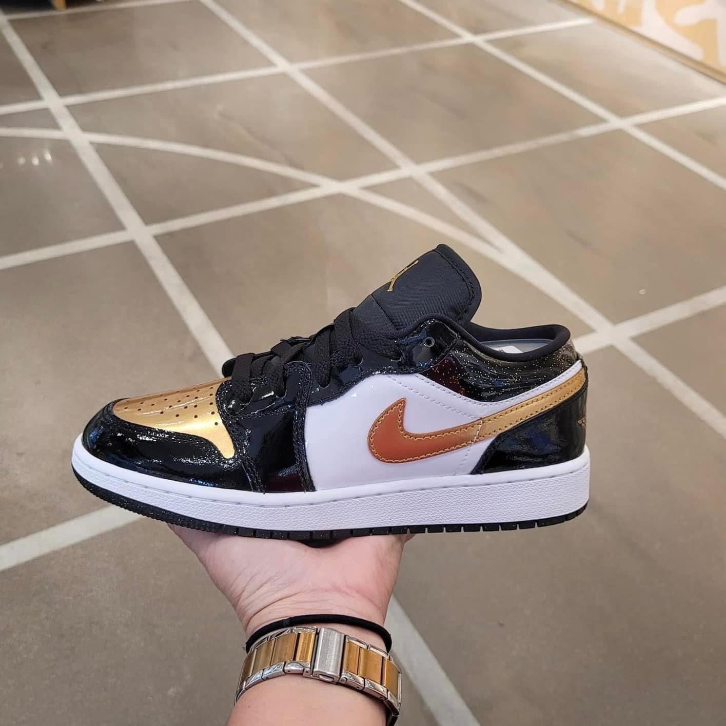 Air Jordan 1 Low SE Gold Toe DR6970-071