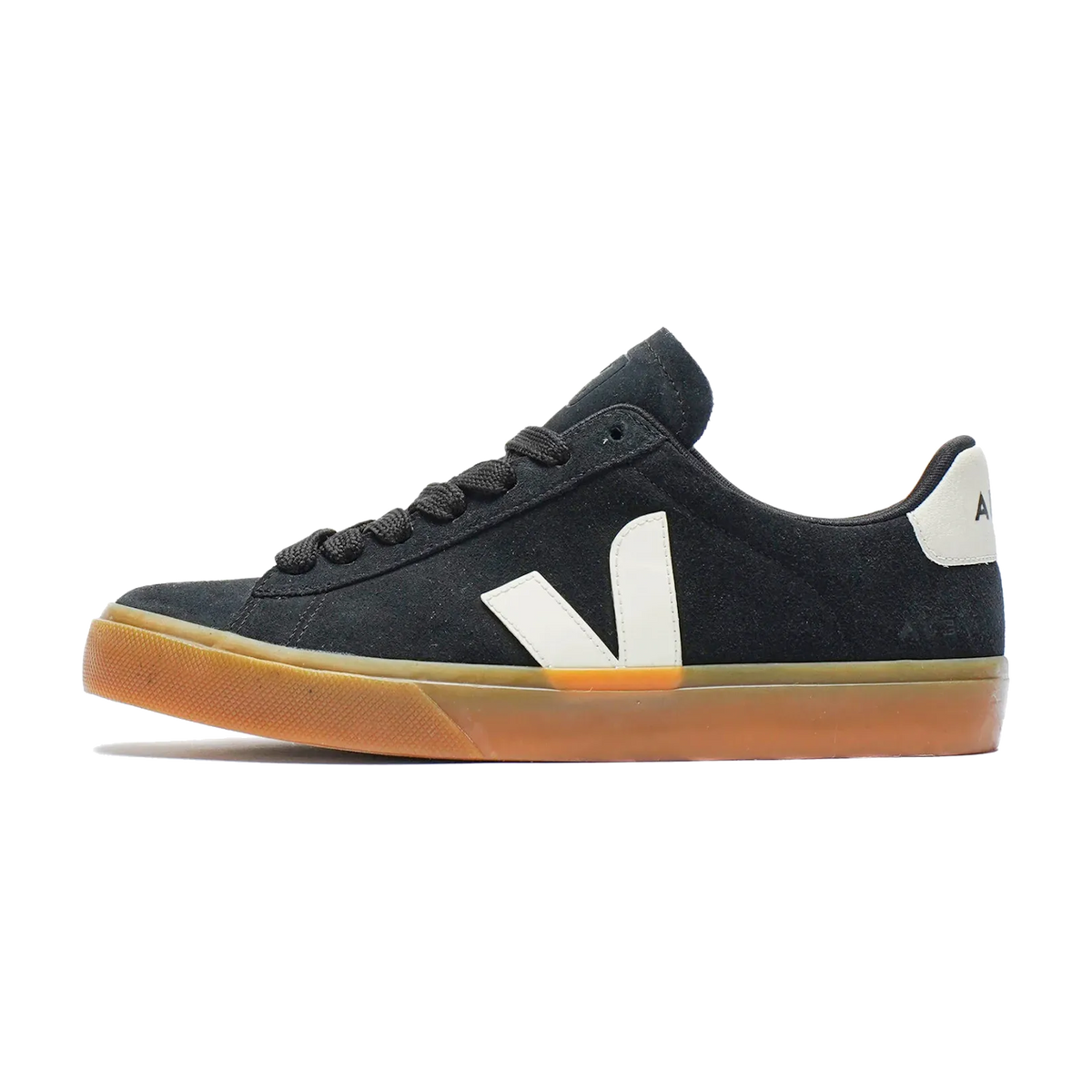 Veja Campo Bold Suede Black Pierre, zijaanzicht met zwart suède, witte V-logo en gom zool