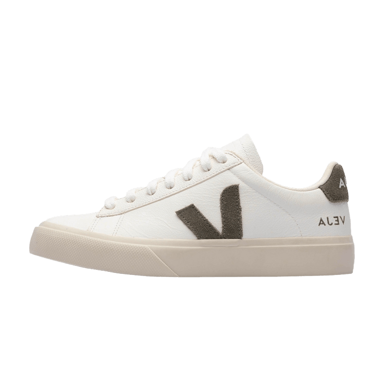 Veja Campo Low Chromefree Leather White Kaki, zijaanzicht met wit leer, kaki V-logo en crèmekleurige zool