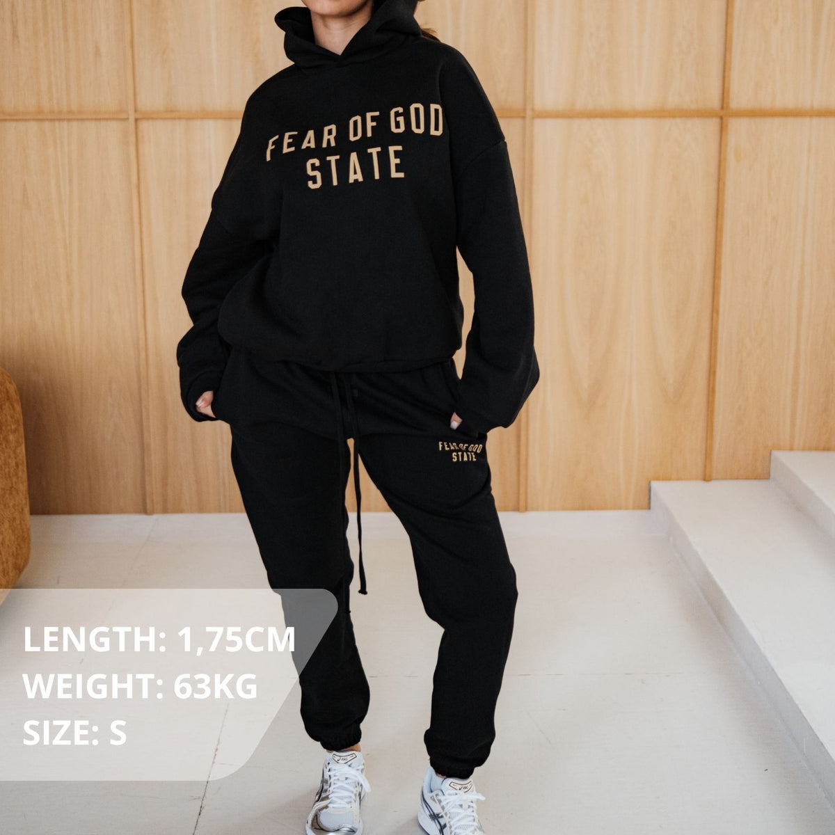 Fear of God Essentials FW24 Black Yellow State Hoodie, vooraanzicht met goudkleurig logo