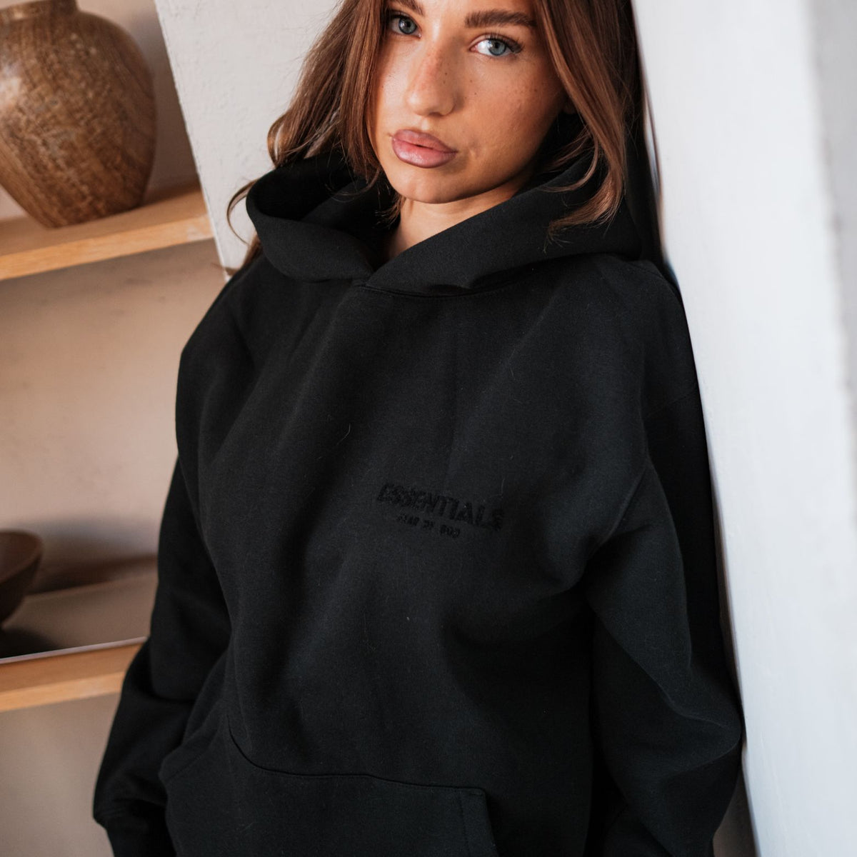 Fear of God Essentials Stretch Limo Full set, detailfoto hoodie met geborduurd merklabel op borst