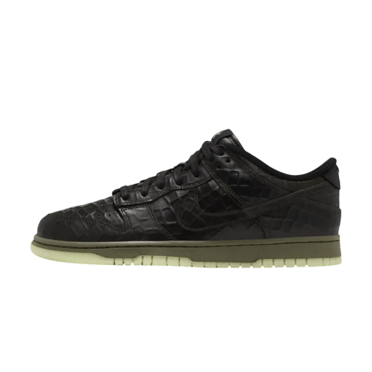 Nike Dunk Low Shibuya Halloween zijaanzicht, zwart quilted leather met geel-groene zool