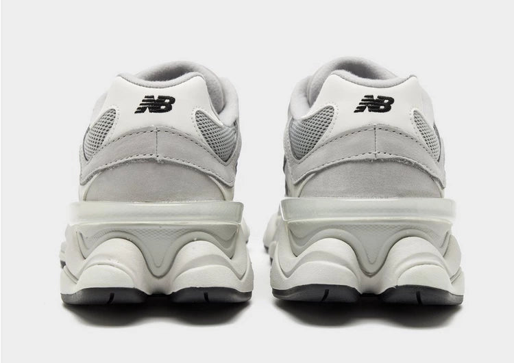 New Balance 9060
Light Grey Silver Metallic