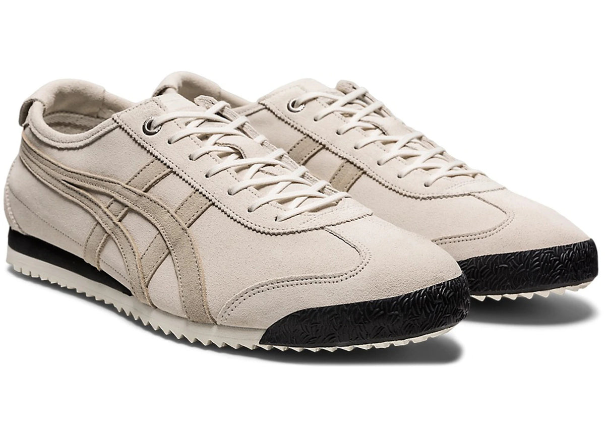 Onitsuka Tiger Mexico 66 SD Birch Wood Crepe paar samen, beige sneakers met zwarte crepe zool en vetersluiting