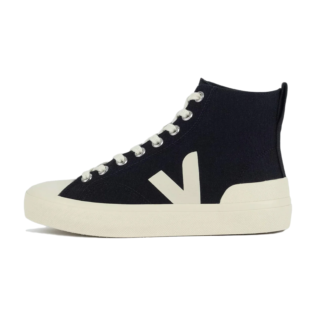 Veja Wata II Black Pierre, zijaanzicht met zwart canvas bovenwerk, ivoren V-logo en witte zool