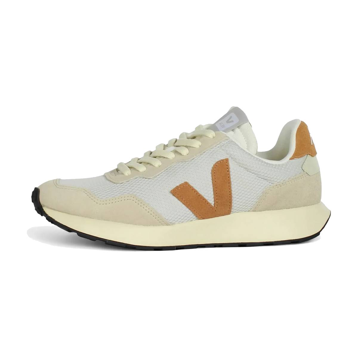 Veja Paulistana Alveomesh Natural Umber sneaker in zijaanzicht, crème mesh met natuurlijk suède, bruin V-logo en zwarte zool