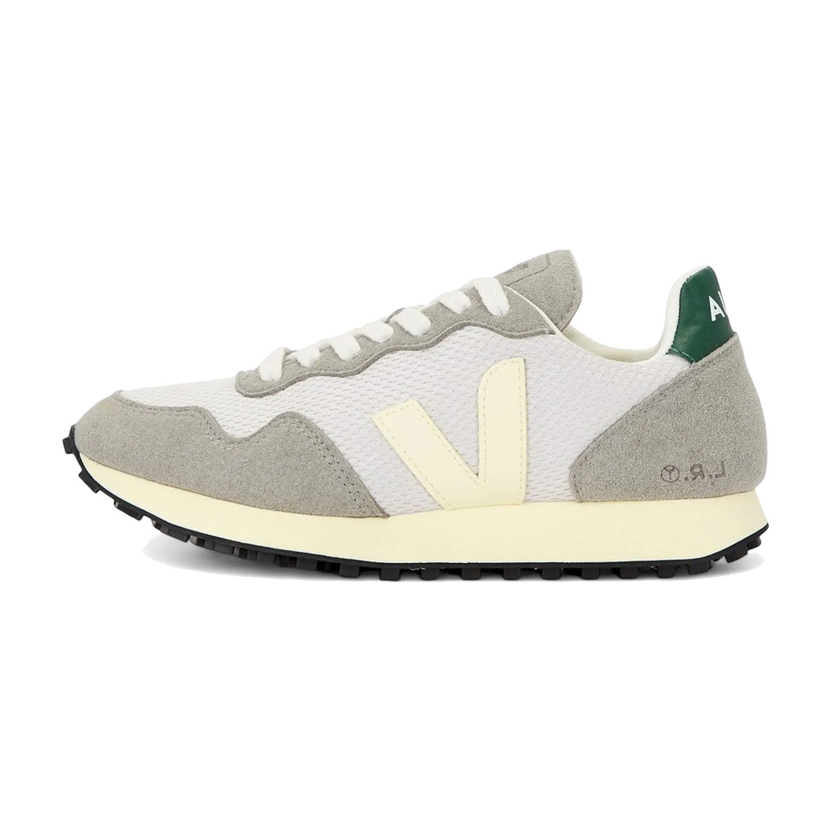 Veja SDU Alveomesh Light Grey Butter, zijaanzicht met grijs suède, wit mesh, crème V-logo en groene hiel, roomkleurige zool
