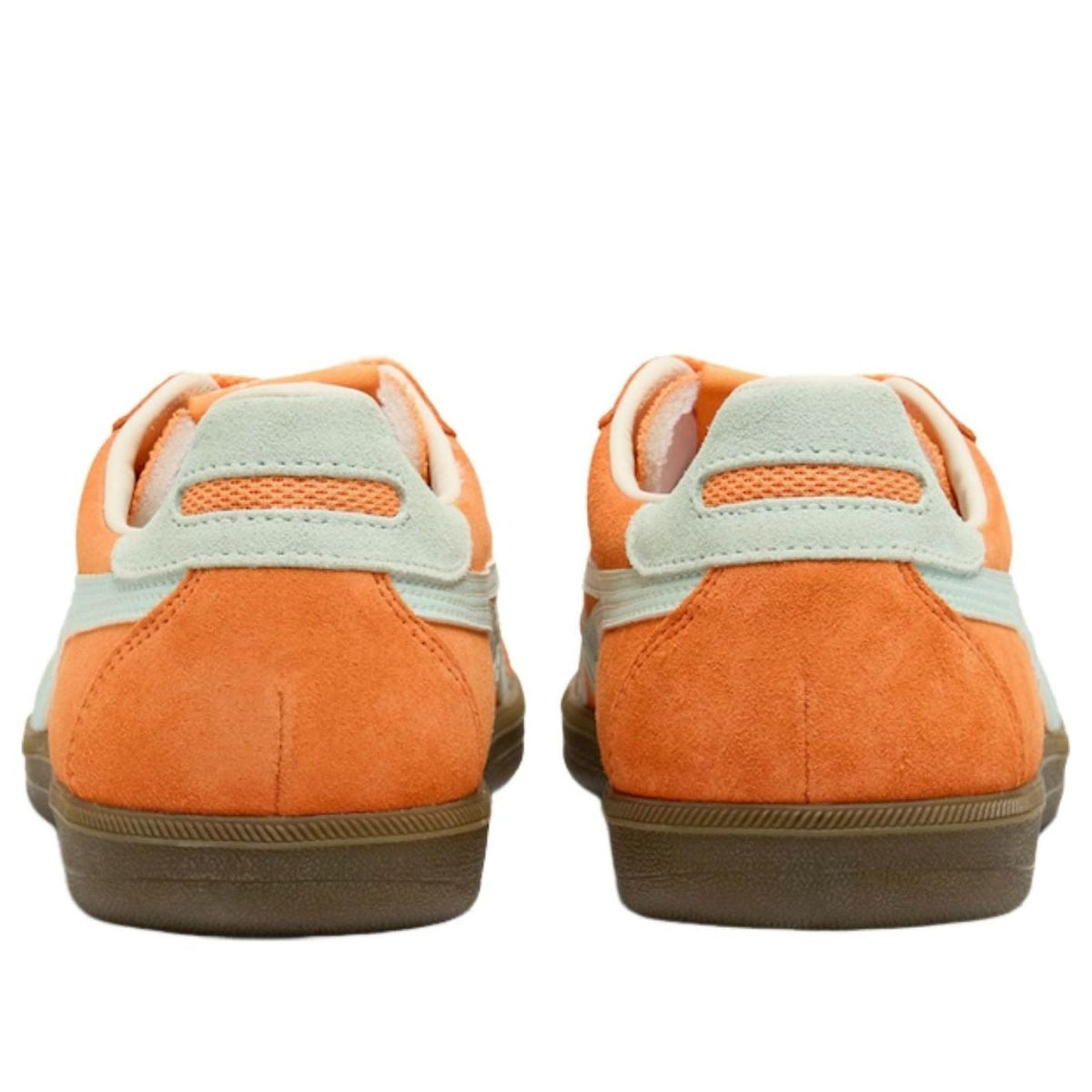 Onitsuka Tiger Tokuten Sun Peach Pale Blue achteraanzicht detail, mint-gekleurde hielband op oranje suède