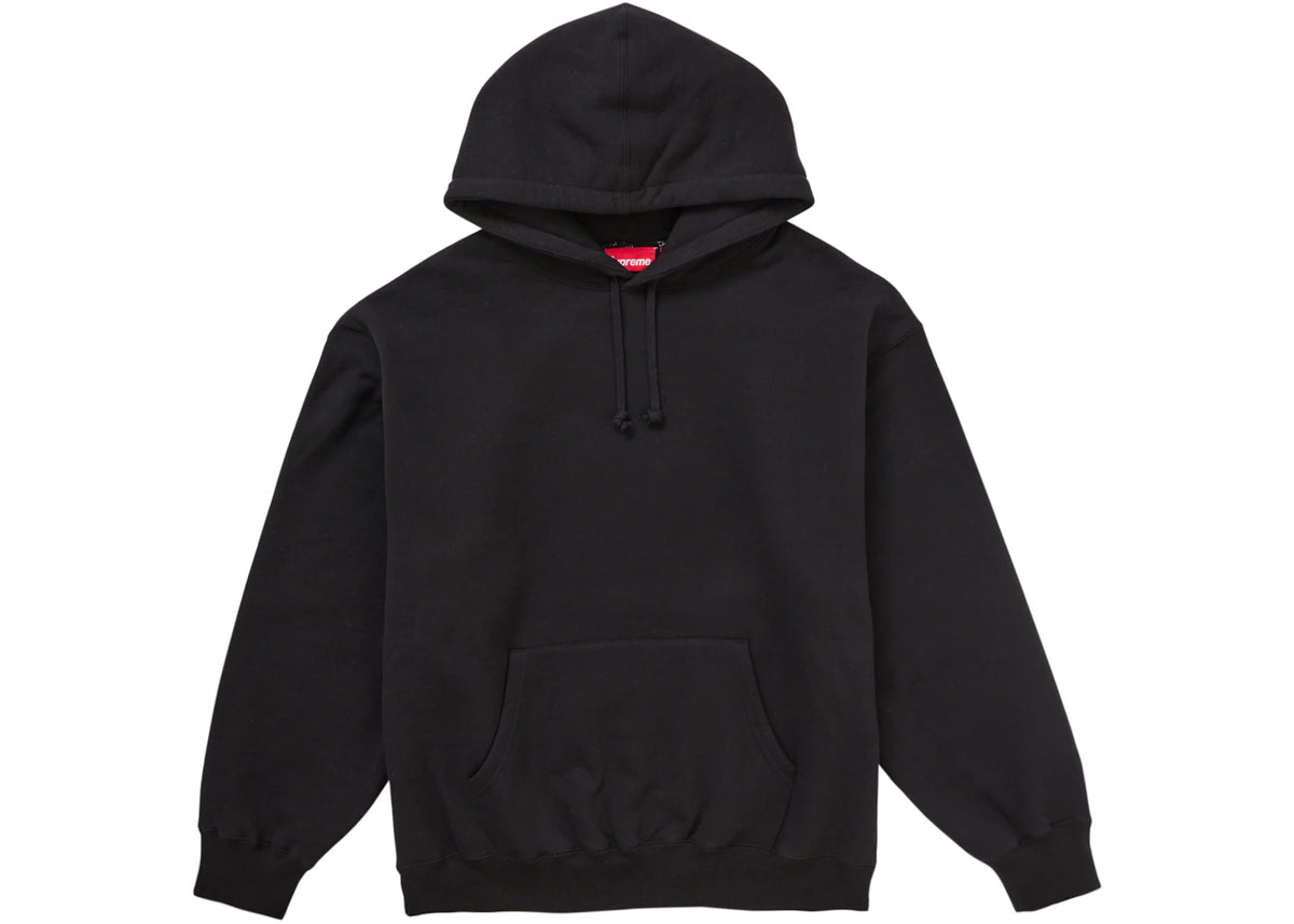Supreme Satin Applique Hooded Sweatshirt FW24 Black, vooraanzicht met rode labeldetail op kap en kangaroo-pocket