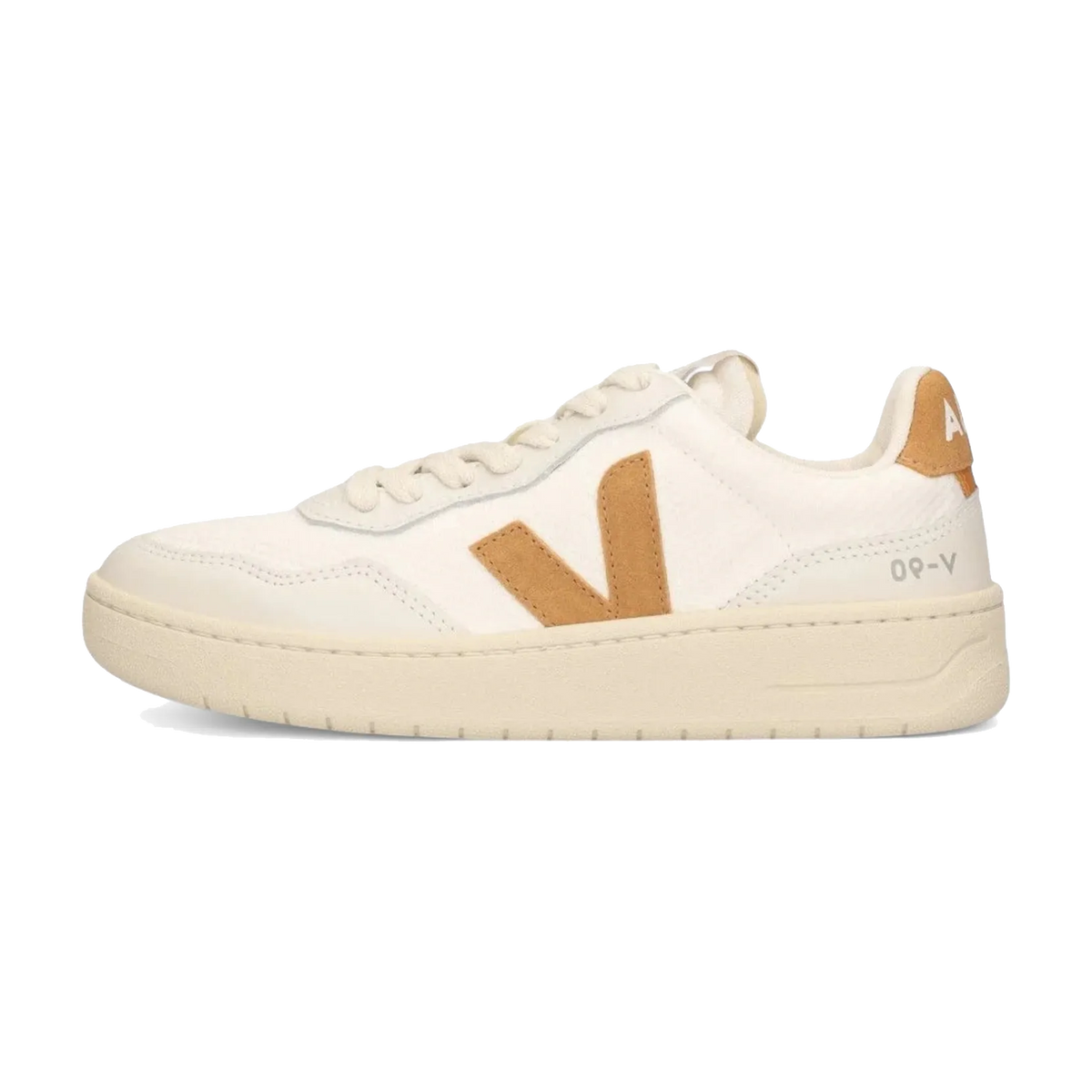 Veja V-90 B-Mesh White Umber, zijaanzicht van witte sneaker met cognackleurige V-strepen en dikke crèmekleurige zool
