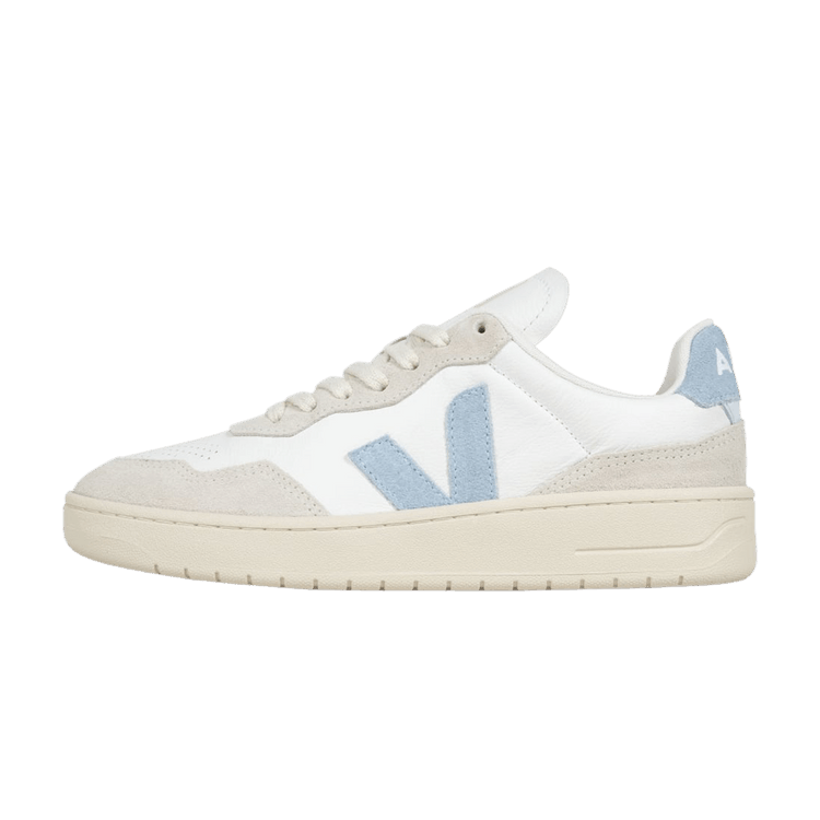 Veja V-90 OT Extra White Steel, zijaanzicht met wit leer, lichtblauw V-logo en crèmekleurige zool