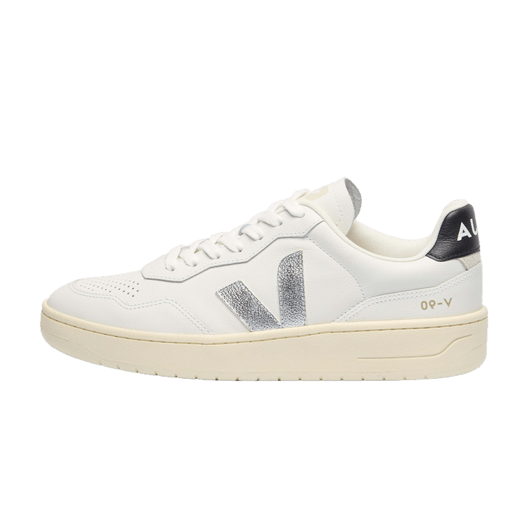 Veja V-90 OT White Silver Black zijaanzicht, witte leren upper met zilverkleurig V-logo en crèmekleurige zool