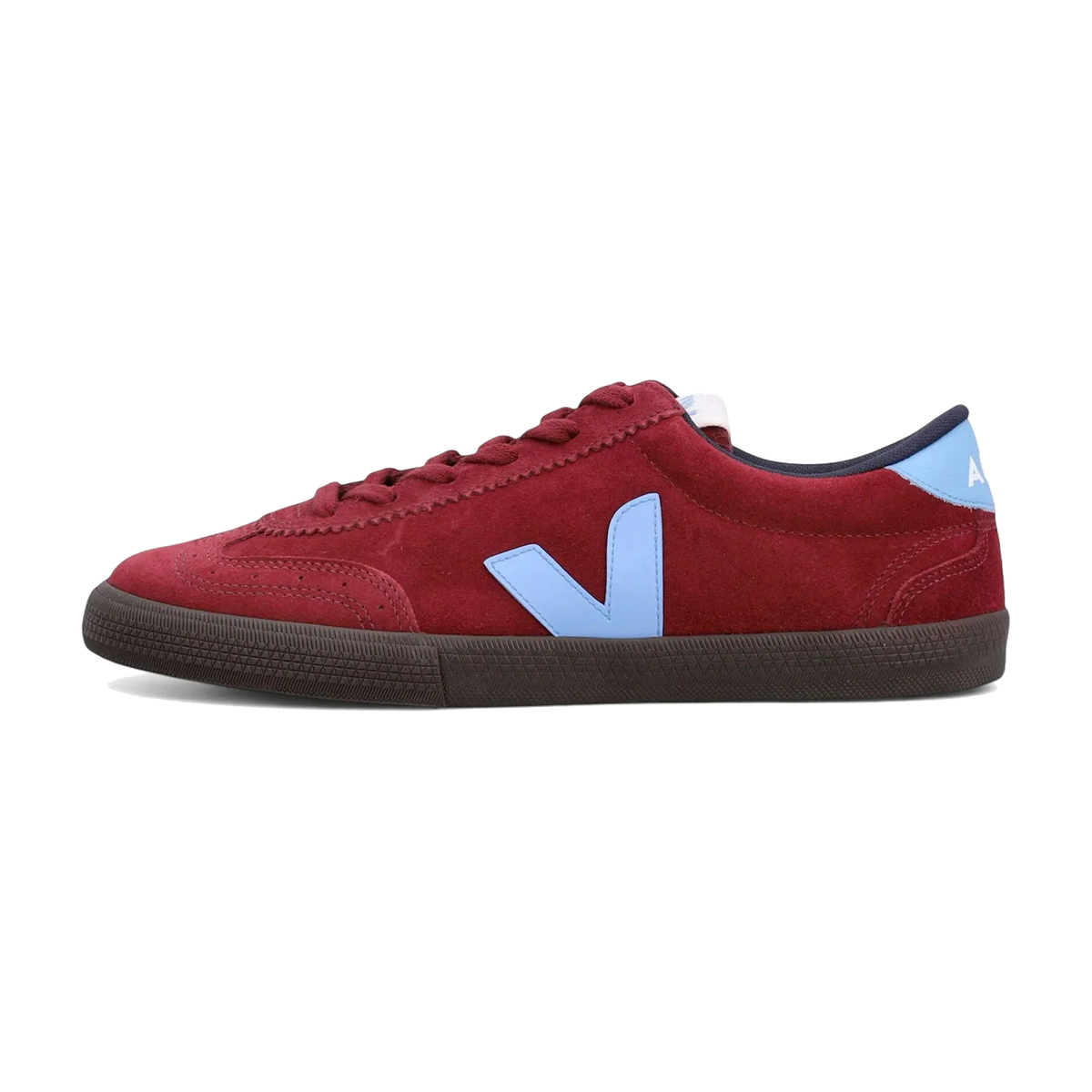 Veja Volley Suede Grenat Aqua Eagle, zijaanzicht van rode suède sneaker met lichtblauwe V-logo en bruine zool