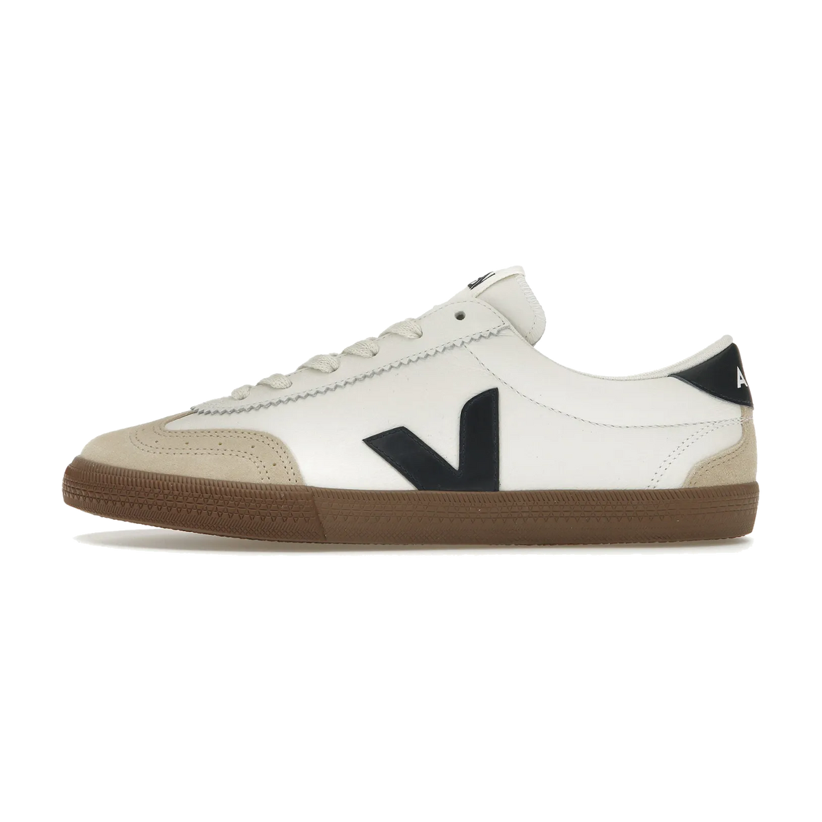 Veja Campo White Nautico Bark, zijaanzicht van sneaker met wit leer, zwart V-logo en bruine gum zool