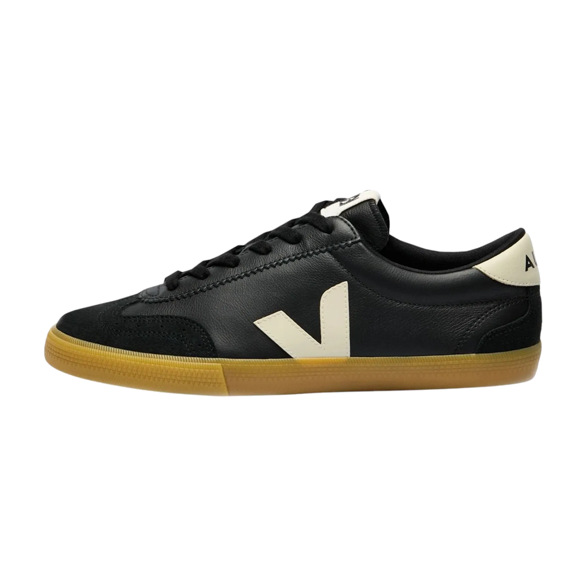 Veja Volley Black, zijaanzicht, zwart leer met crèmekleurig V-logo en gummibruine zool
