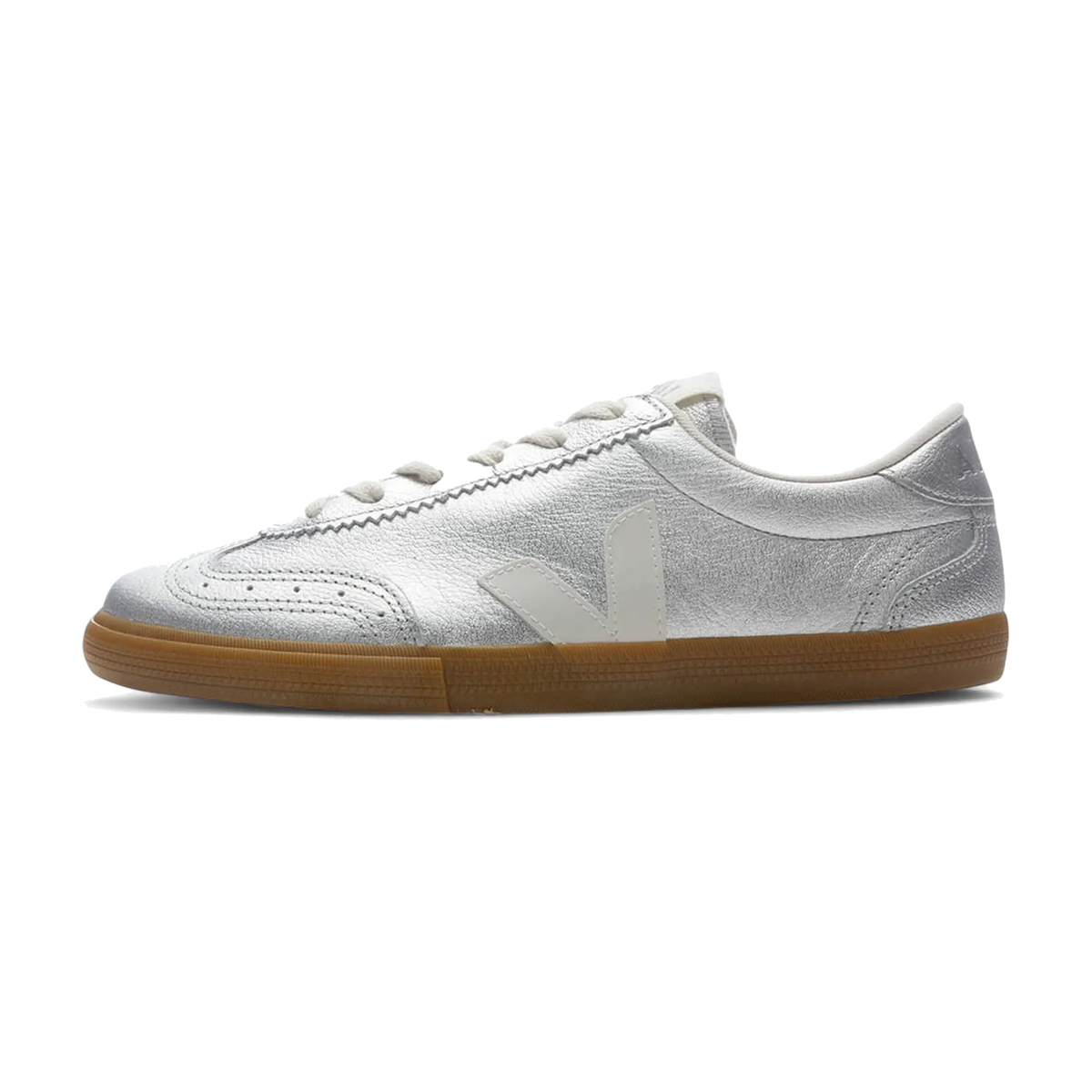 Veja Volley Leather Silver White Natural, zijaanzicht met zilverkleurig leer, crèmekleurig V-logo en gombasis