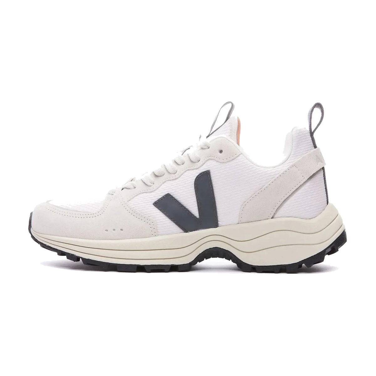 Veja Venturi Hexamesh Gravel Grafite, zijaanzicht met witte mesh, zwart V-logo en chunky zool