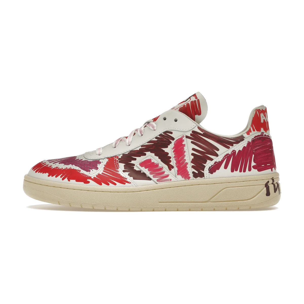 Veja V-10 Leather x Marni Marsala Multi, zijaanzicht met rood en bordeaux vleugelmotief op witte leren bovenkant