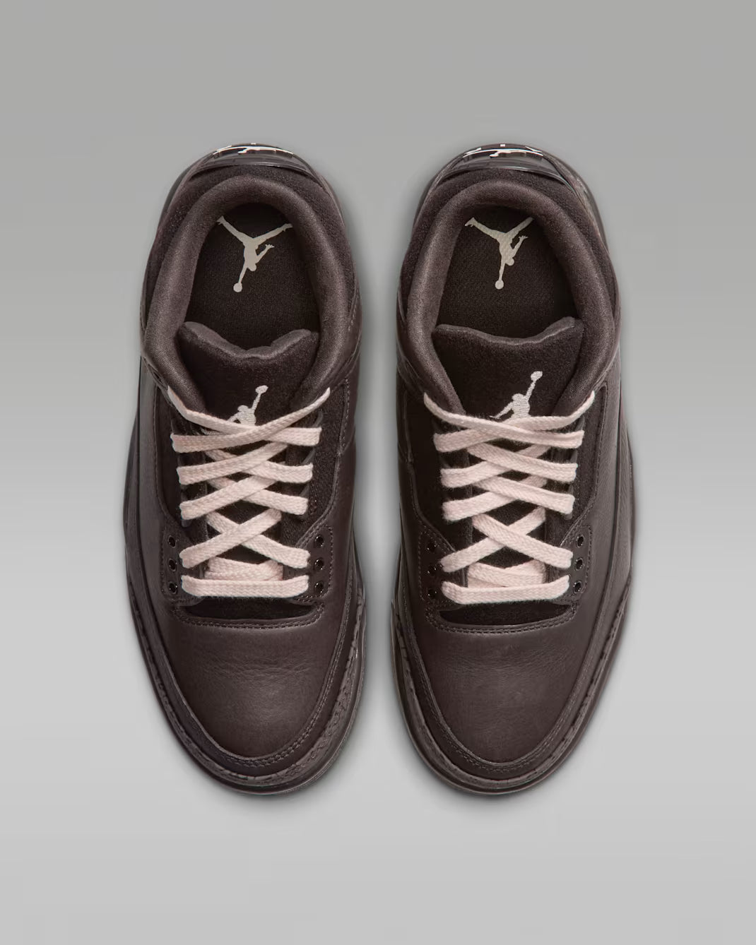 Jordan 3 Retro Fireside, bovenaanzicht paar samen met Jumpman-logo en beige veters