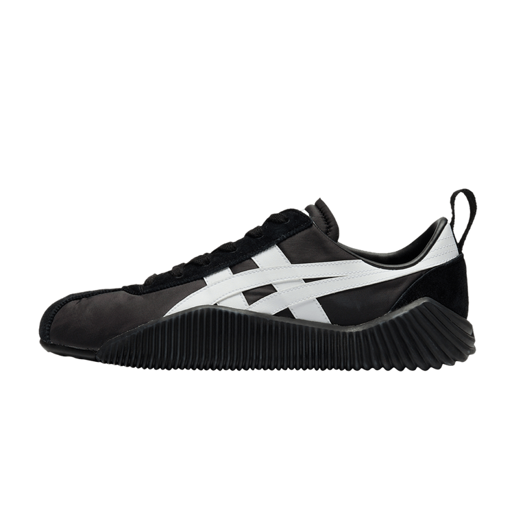 Onitsuka Tiger Acromount Black White, zijaanzicht met zwart-wit kleurvlakken en ribbel zoolprofiel