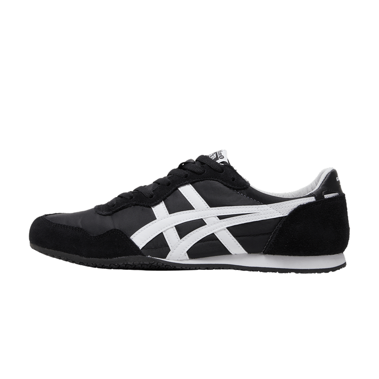 Onitsuka Tiger Serrano Black White, zijaanzicht met zwart suède, witte strepen en rubber zool