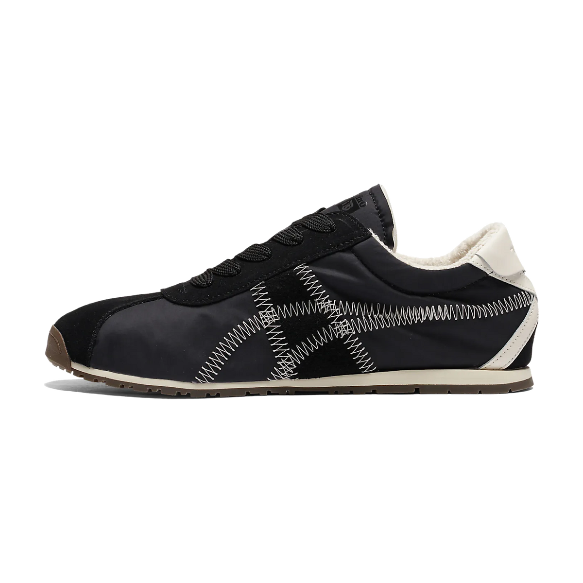 Onitsuka Tiger Tiger Corsair A55 Black Cream, zijaanzicht met zwart nylon, crème accenten en witte zigzagstiksel