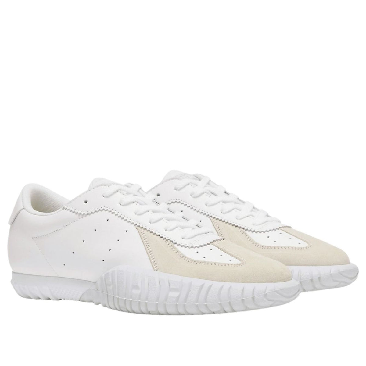Onitsuka Tiger Duck Tiger TR Triple White, driekwart aanzicht van beide schoenen met wit en beige kleurvlakken