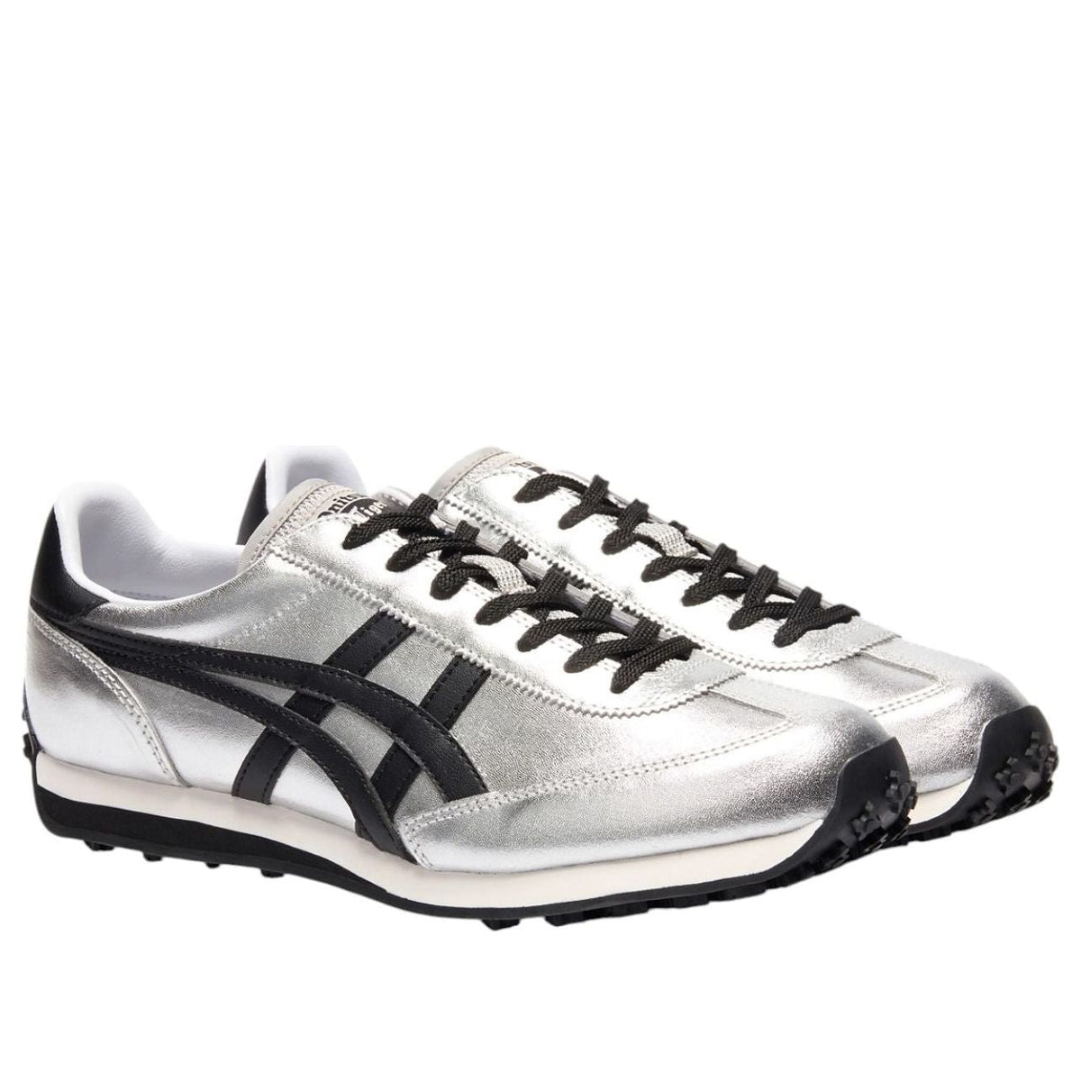 Onitsuka Tiger EDR 78 Pure Silver Black, driekwart aanzicht vooraanzicht met zilver-witte toon en zwarte accenten