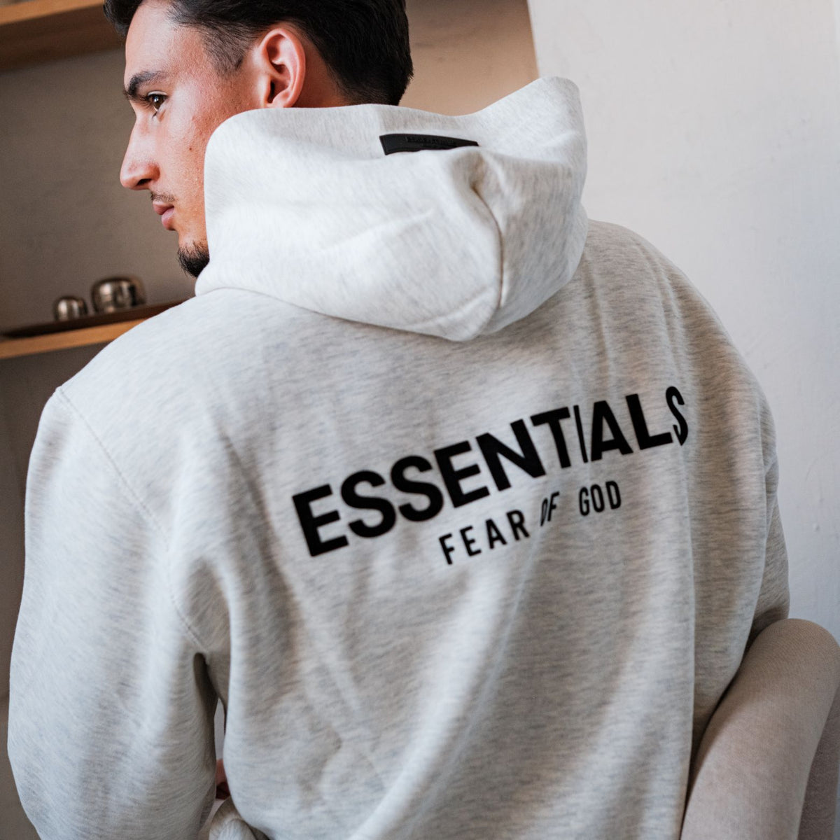 Fear of God Essentials Light Oatmeal Full set, achteraanzicht hoodie met grote ESSENTIALS FEAR OF GOD print op rug