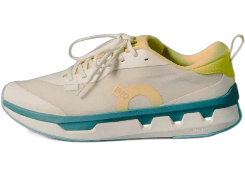 On Running K-Tech 3 Kith Ivory Storm zijaanzicht met wit canvas, geel accent en petrolblauwe zool